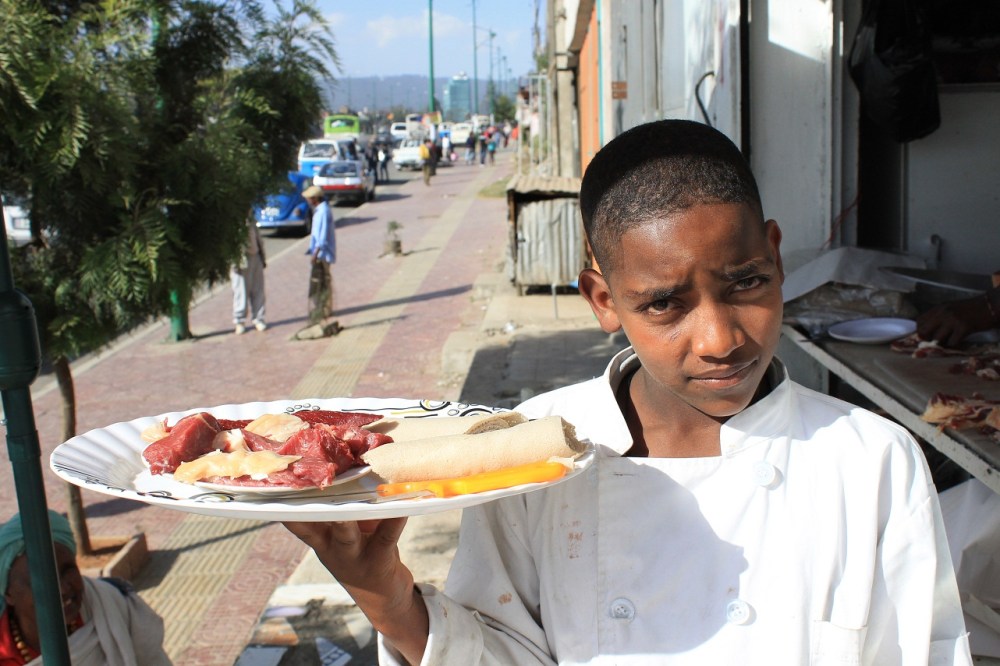 niño etiope camarero carne