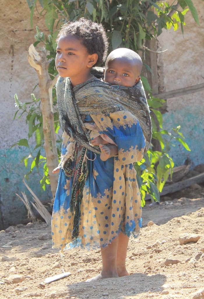 niña etíope con hermano