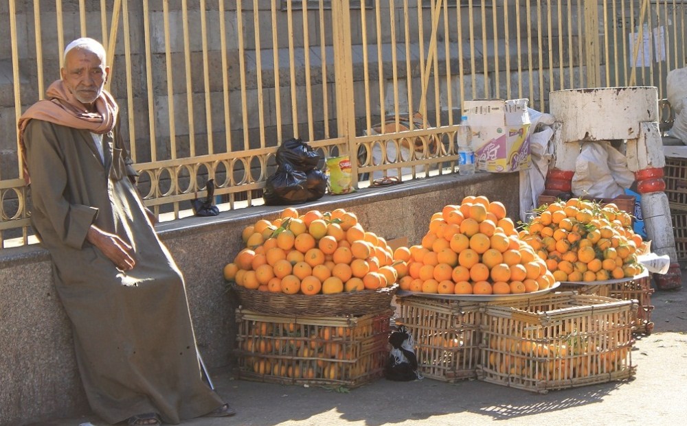 tendero con naranjas recortado def