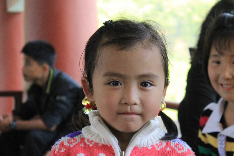 niños coreanos saludando