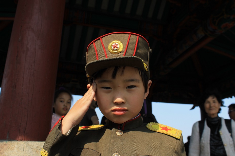 saludo militar niños coreano
