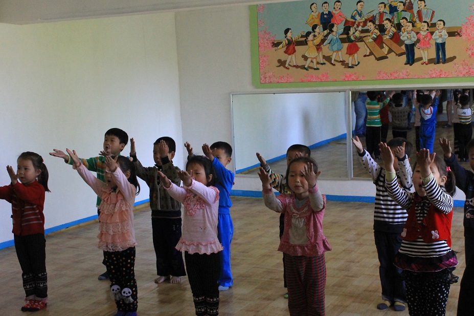 niños norcoreanos cantando