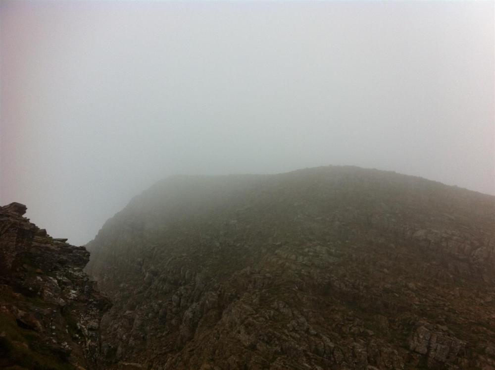 cima aspe con niebla