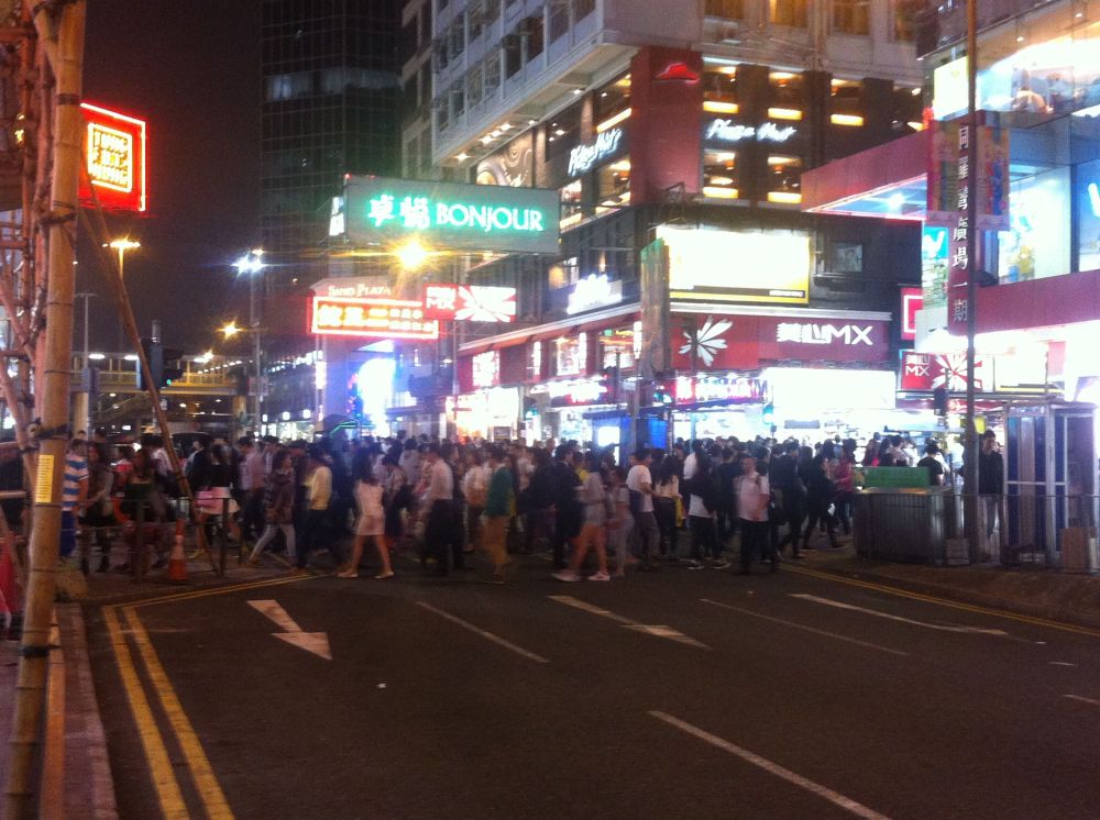 gente cruzando hong kong